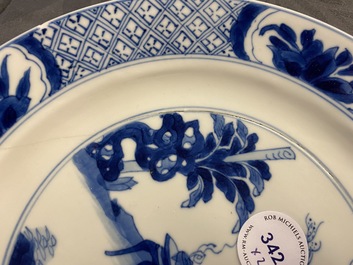 Deux assiettes en porcelaine de Chine en bleu et blanc, marque et &eacute;poque de Kangxi